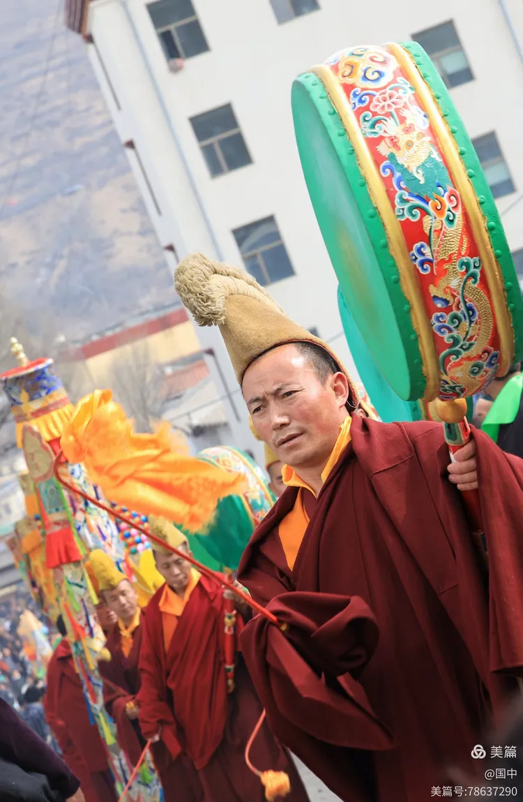 "隆务晒佛映山岗,活佛临凡送吉祥.喇嘛虔诚心向道,梵音袅袅韵悠长